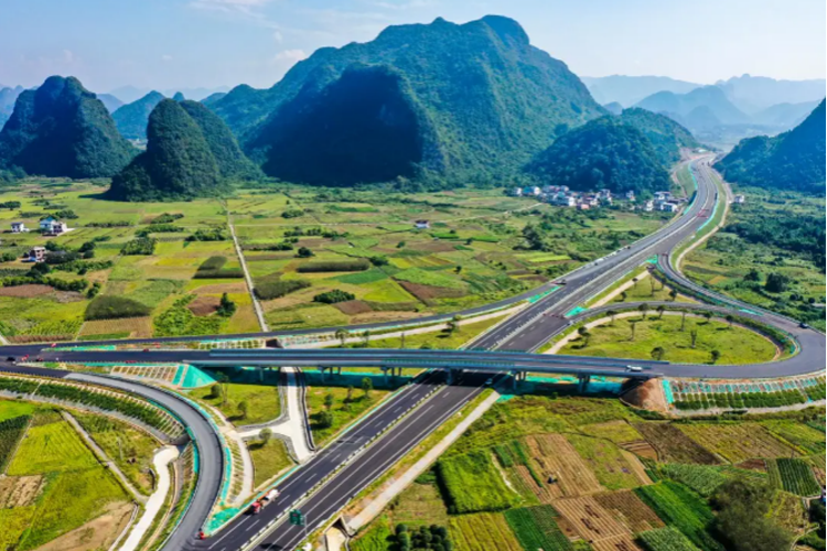 广西桂林至柳城高速公路建成通车.png