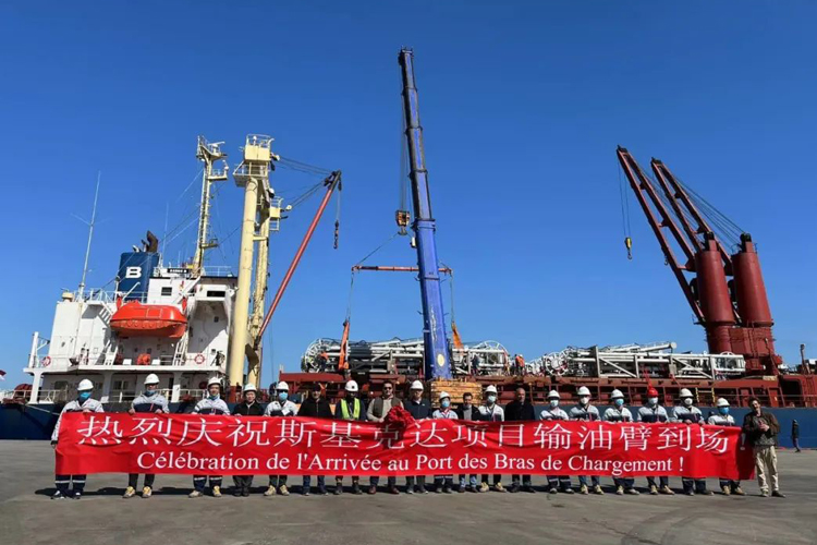 阿尔及利亚斯基克达项目输油臂顺利到港.jpg