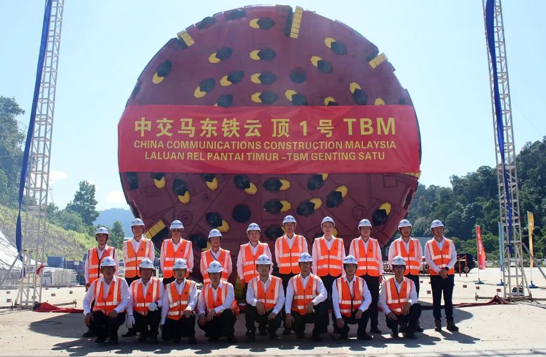 马东铁项目云顶隧道首台TBM始发.jpg