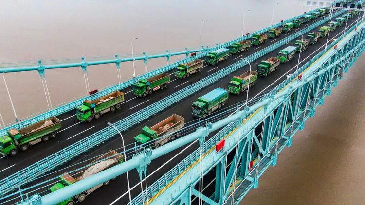世界首座三塔四跨双层钢桁梁悬索桥主桥完成荷载试验.jpg