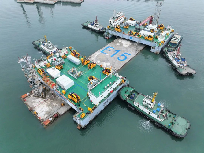 大连湾海底隧道首个全曲线管节安装成功.jpg