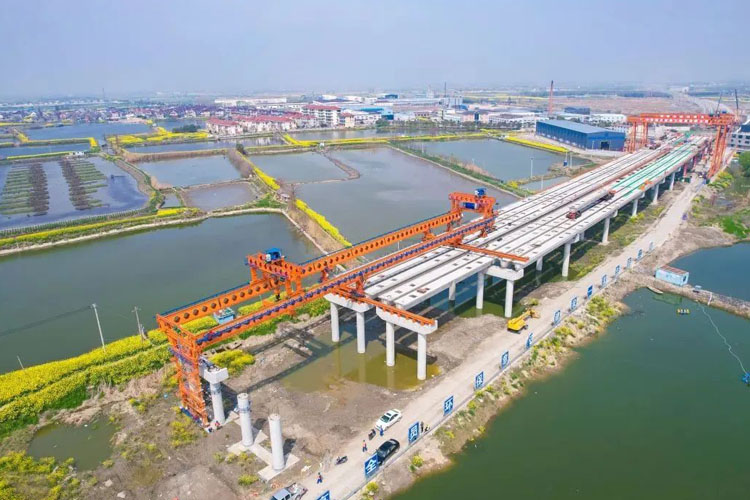全预制一体化安装助力架桥实现“流水线”作业.jpg