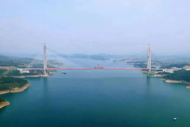 跨越丹江口水库大桥顺利贯通.jpg