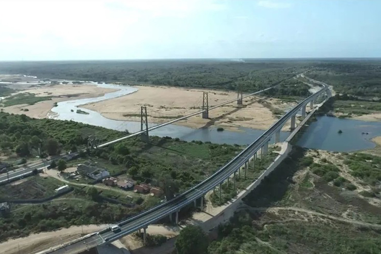 莫桑比克SAVE河大桥及旧桥加固项目通车.jpg