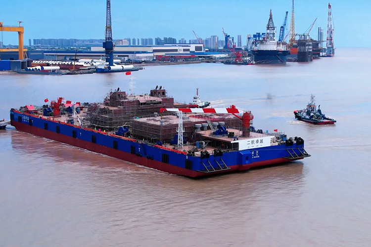 中国最大双臂架变幅式5500吨起重船吉水.jpg