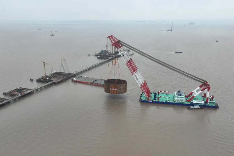 世界最长高铁跨海大桥南航道桥主塔封顶2.jpg